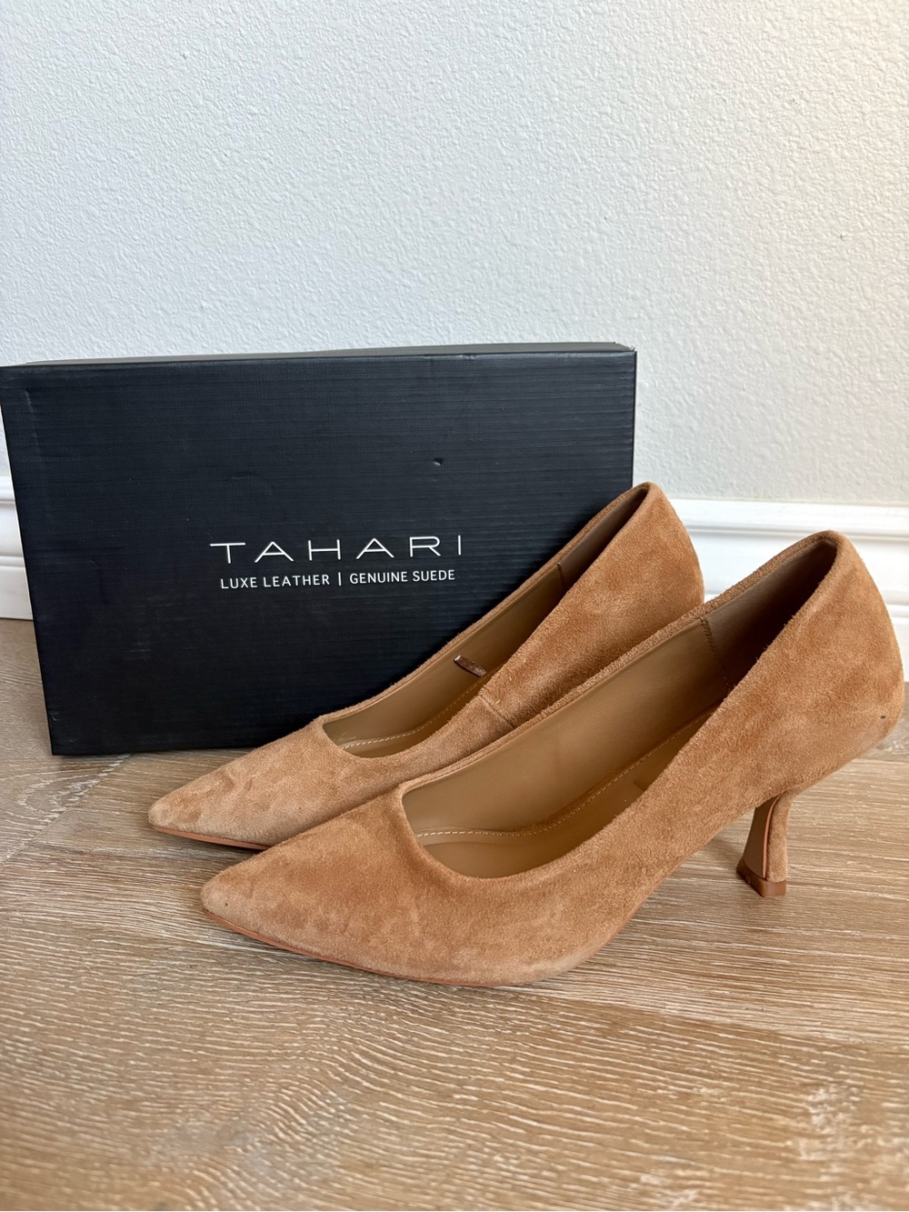 TAHARI Tan Suede Pointed-Toe Heeled Pumps - size 7.5